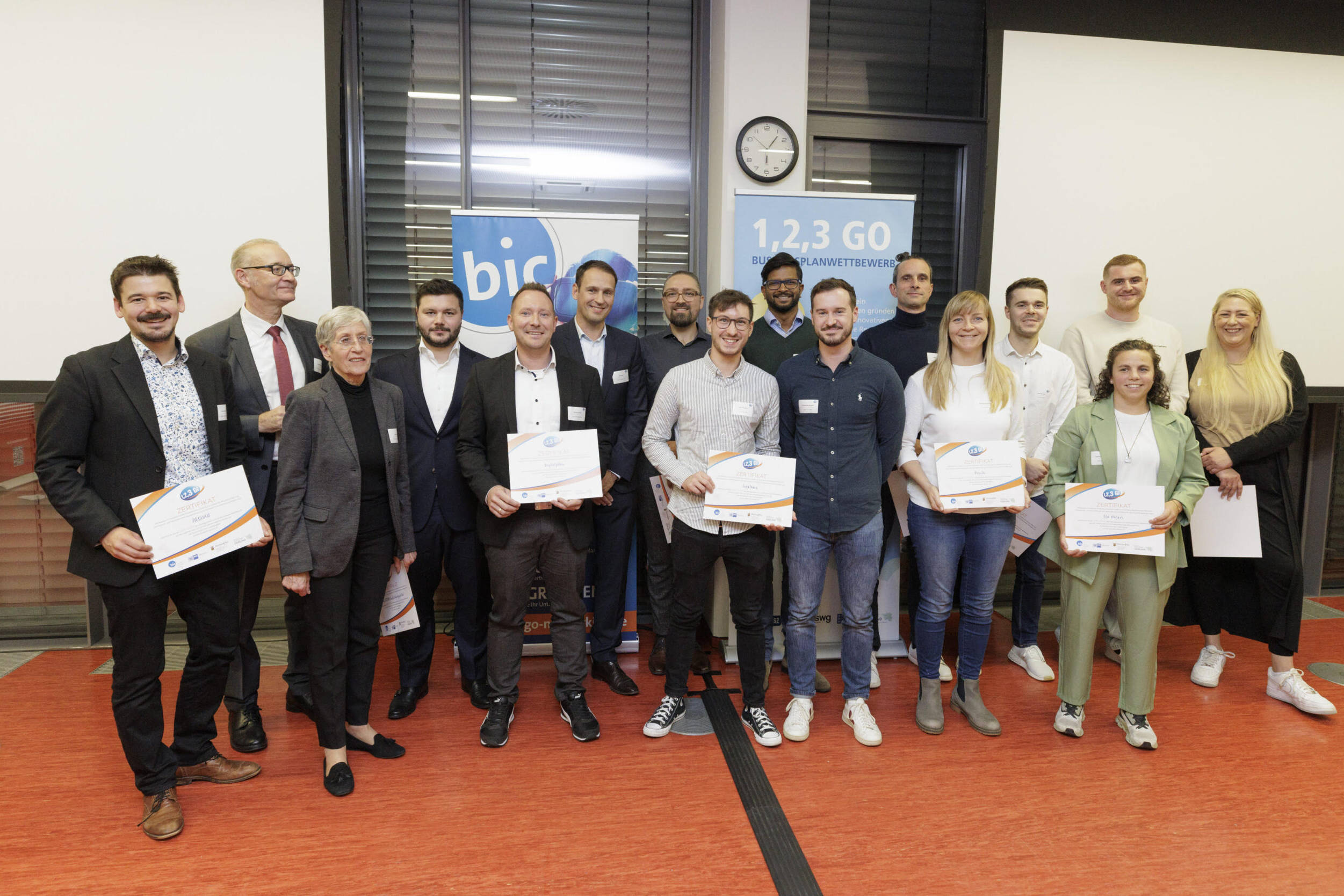 Die Siegerteams aus dem Saarland und Rheinland Pfalz. Leander Wappler (Leiter, IHK Saarland) Maria Beck (Projektleiterin 1,2,3 GO, bic Kaiserslautern) Foto von Reiner Voß